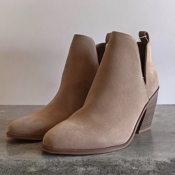 Women's Debbie Boots - Universal Thread Taupe: Size 9 - Picture 3 of 3